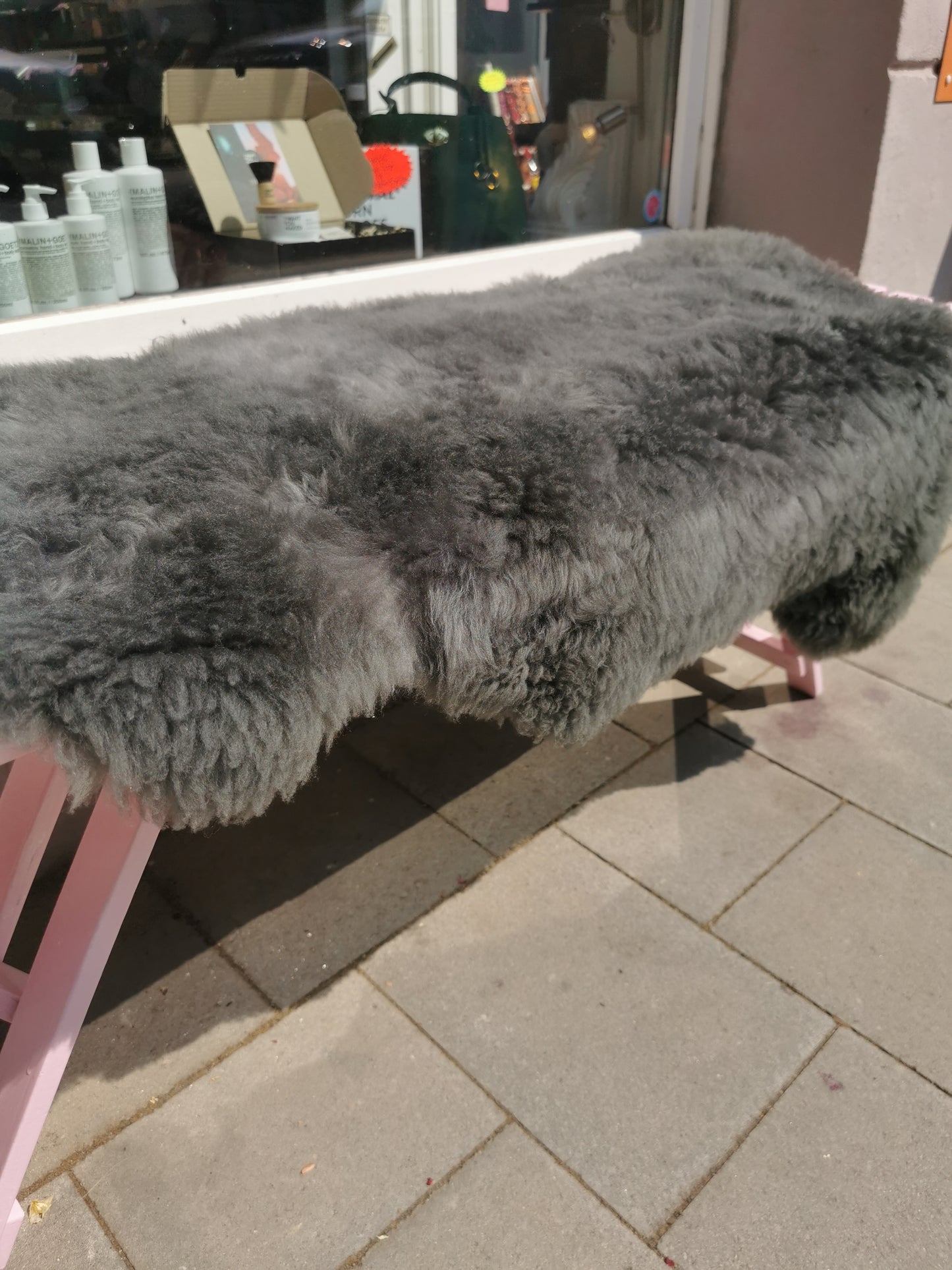 Schaffelle in vielen Farben und Größen. Lammfell-Teppiche