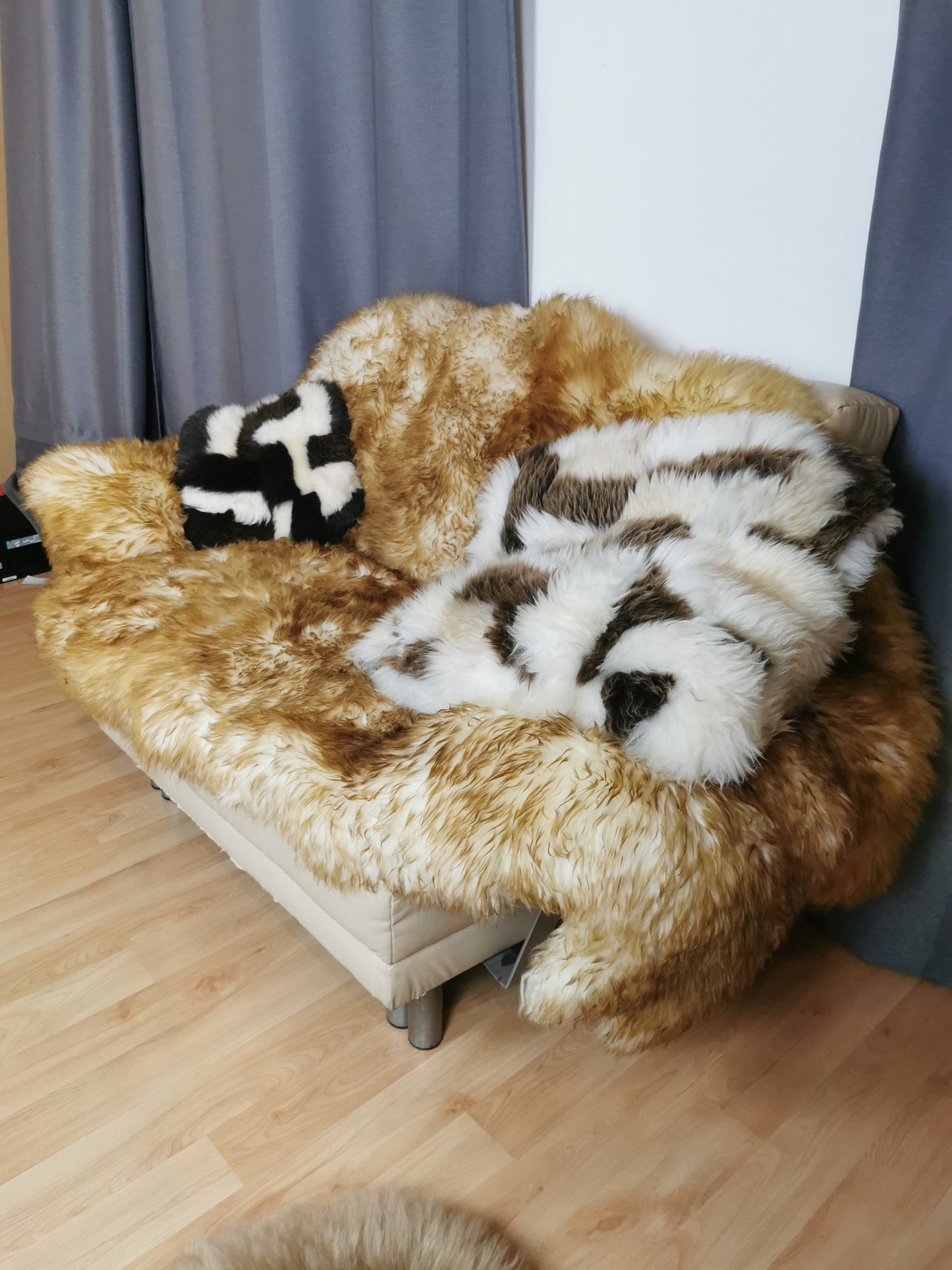 180 x 110cm | XXL genuine sheepskin | Lambskin fur rug | White, Brown, Flamed | Stitched 4 times